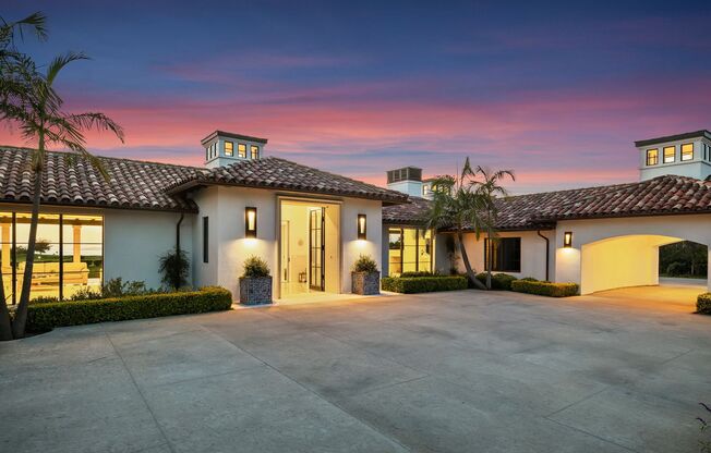 Introducing a stunning retreat with unparalleled luxury and breathtaking views!