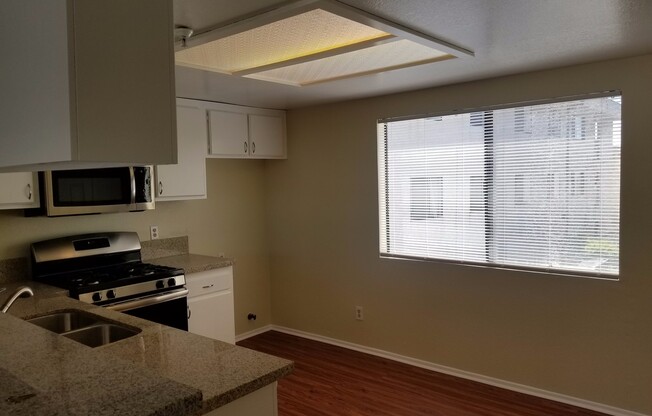 2 beds, 1 bath, 735 sqft, $2,250