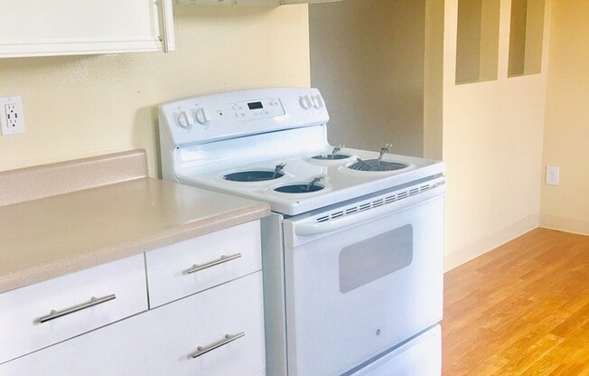 2 beds, 1 bath, 807 sqft, $1,795, Unit G1