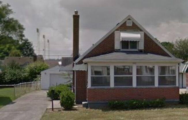 Great 4 bed 2 bath near UD and Dayton central...with garage & AC with laundry hook ups!