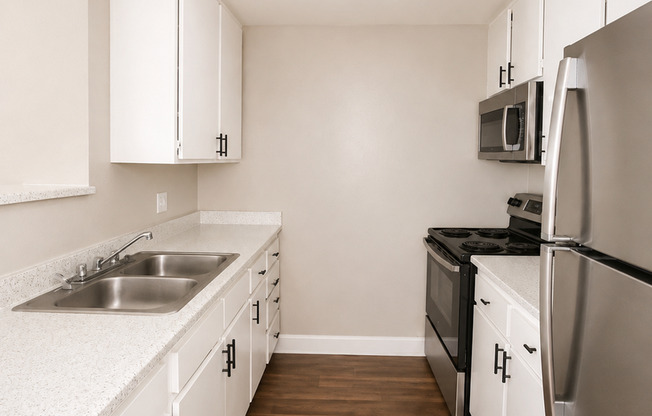 2 beds, 1 bath, 896 sqft, $1,995, Unit 070