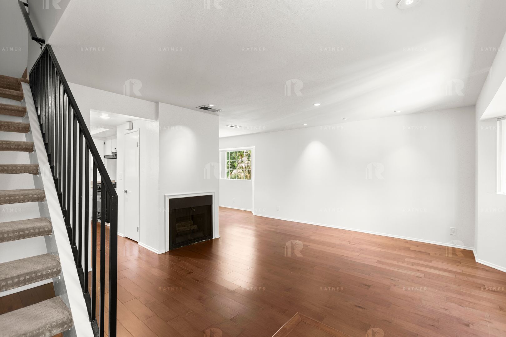 SPACIOUS AND BRIGHT 2 BED +2.5 BATH CONDO! 1/2 MONTH OFF MOVE IN SPECIAL!