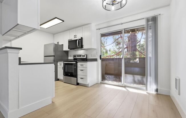 2 beds, 1 bath, 803 sqft, $1,592, Unit CMV 12223 - 305
