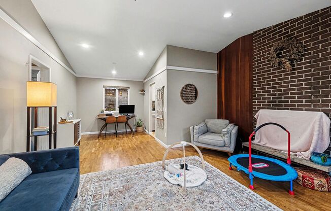 Charming 3-Bedroom Single-Family Home in Bellevue - $3,600!!