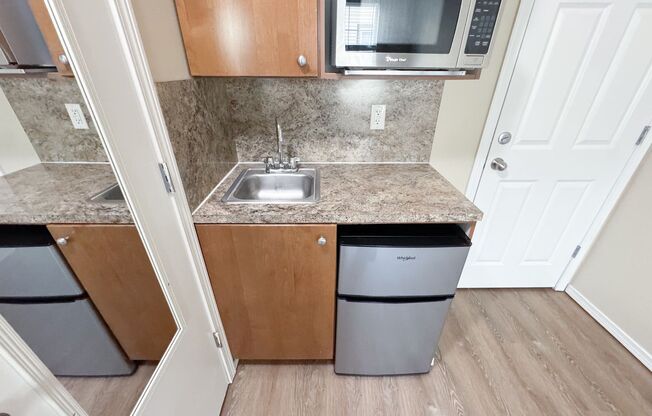 Studio, 1 bath, 137 sqft, $1,199, Unit 8G