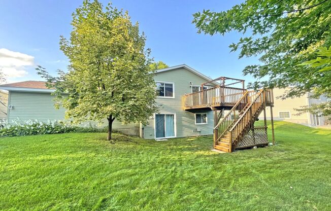 Pet-Friendly 5 Bedroom with Oversized Deck and Pergola in Lakeville