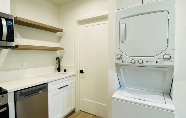 Stylish Santa Monica studio with w/d in unit, and private rear yard.