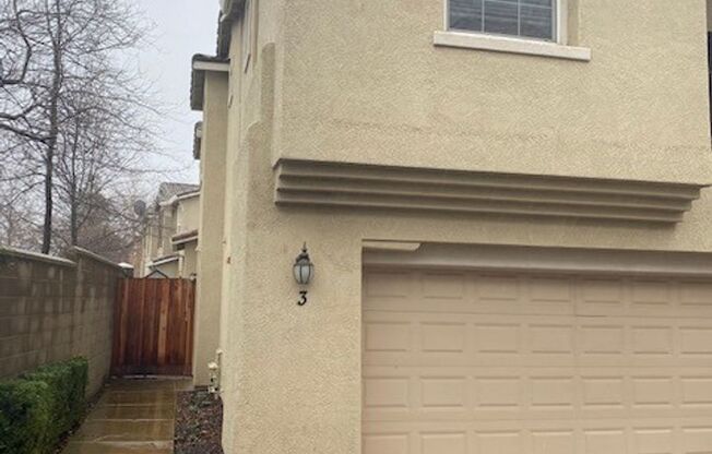 Condo with access to clubhouse and internet service included!