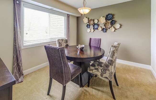 Signature Series Dining Room at Somerset Lakes