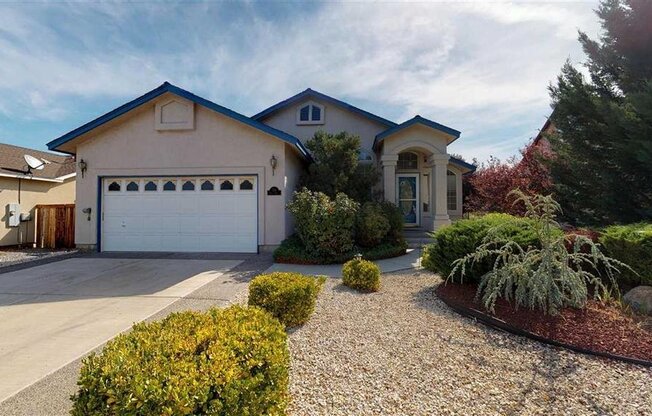 Move in special, 1/2 off first months rent with a signed one year lease. Beautiful 3 bedroom home on the Golf Course in Fernley, $2200 per month.