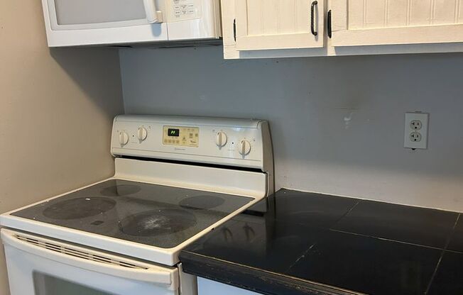 2 beds, 1 bath, 650 sqft, $1,300, Unit 4