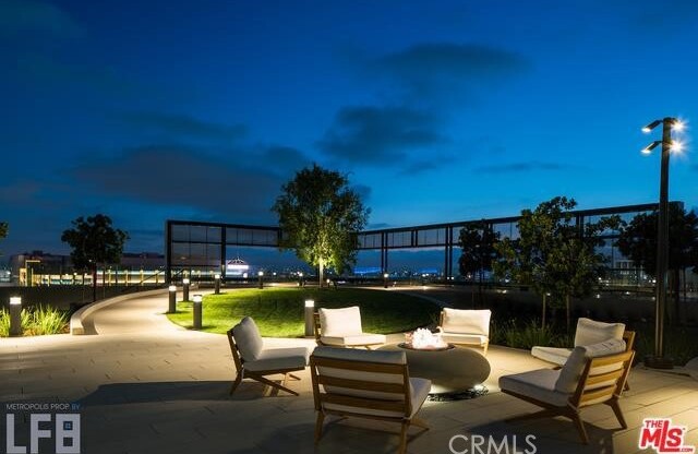 1 bed, 1 bath, 740 sqft, $3,100, Unit 902