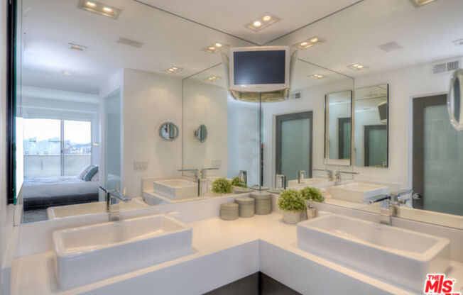 2 beds, 3 baths, 2,085 sqft, $7,250, Unit 1207