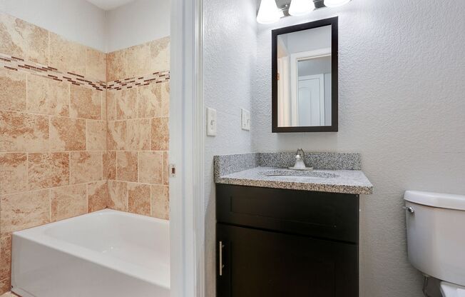 2 beds, 1 bath, 825 sqft, $1,015, Unit 3902 #01