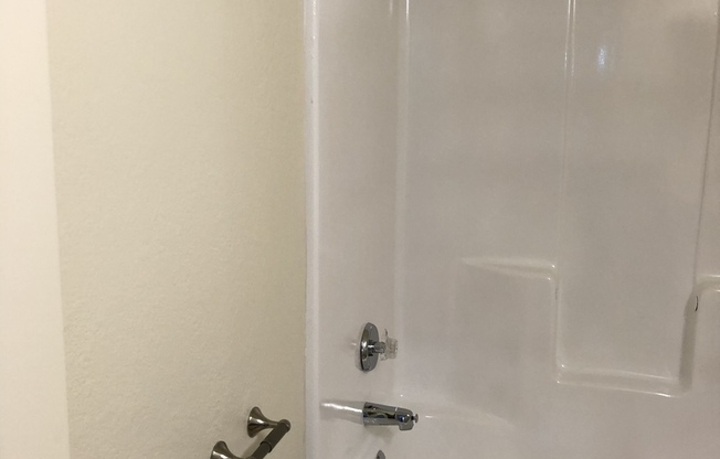 1 bed, 1 bath, 650 sqft, $1,100, Unit 126