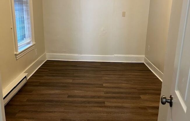 1 bed, 1 bath, $995, Unit 409 WALNUT ST- UNIT #1