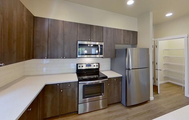 3 beds, 2.5 baths, $2,645, Unit 5035-101