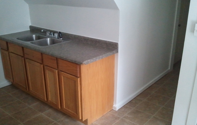 2 beds, 1 bath, 800 sqft, $700, Unit A