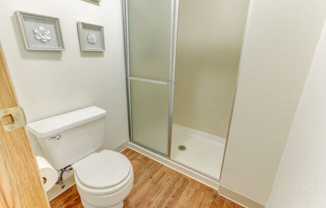 2 beds, 2 baths, 870 sqft, $1,735, Unit 10-112