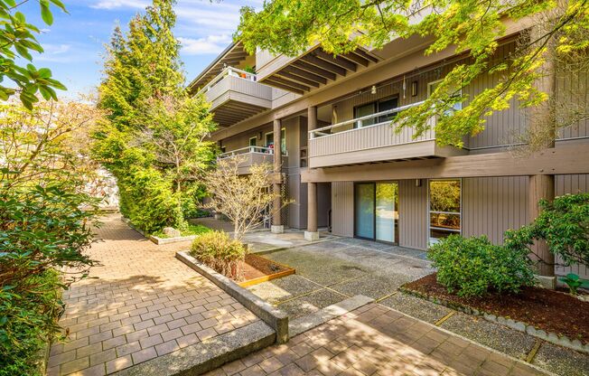922 100 AVE NE