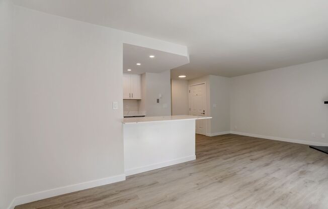 1 bed, 1 bath, 700 sqft, $2,295, Unit 33