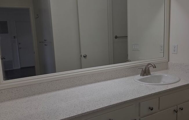 1 bed, 1 bath, 713 sqft, $2,075, Unit A122