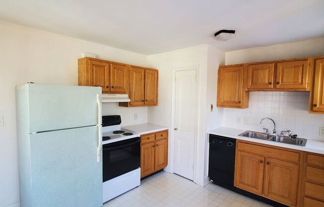 2 beds, 1 bath, $895, Unit B