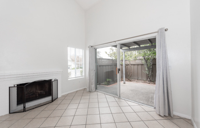 2882 SANFORD LN