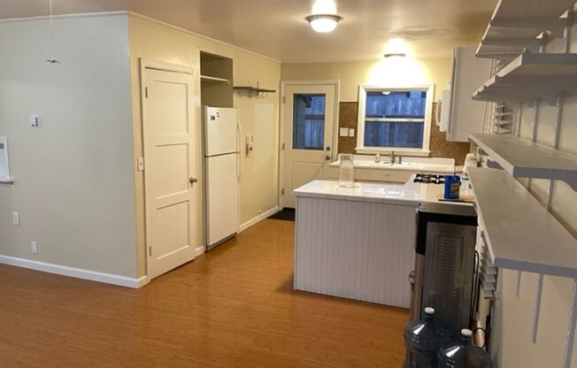 2 beds, 1 bath, $3,000