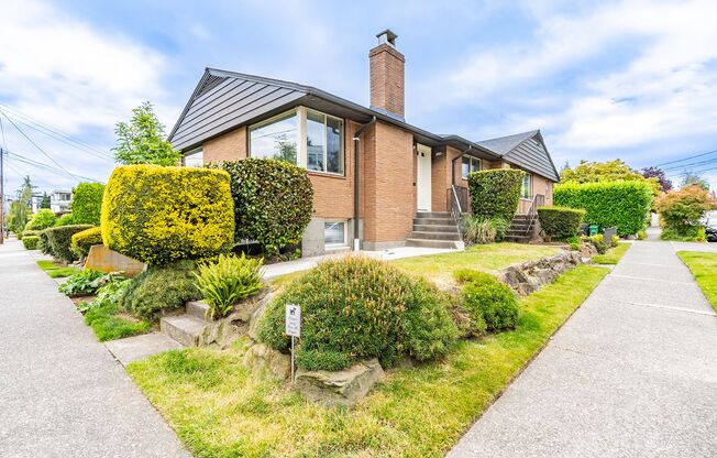 Charming Ballard  Daylight One Bedroom Plus Den