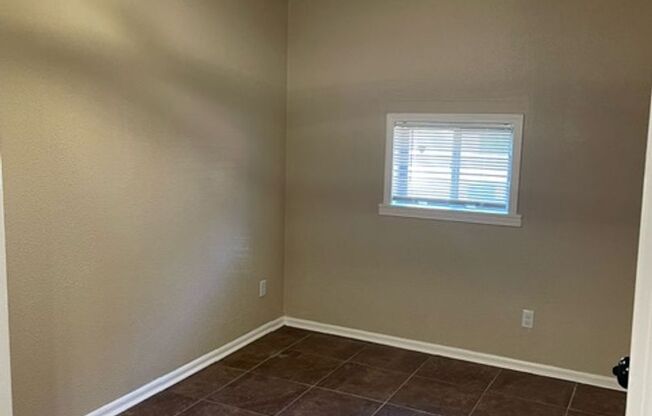 3 beds, 1 bath, $1,100