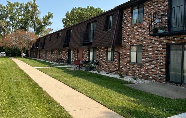2 beds, 1 bath, $979