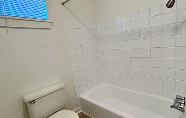 2 beds, 1 bath, $850, Unit MA9143