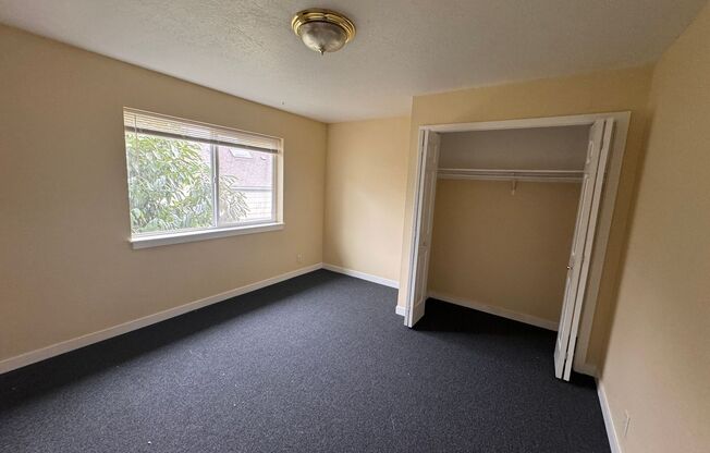 Blocks from UO! 2 bedroom 1.5 bath with in unit laundry and off street parking Available in August