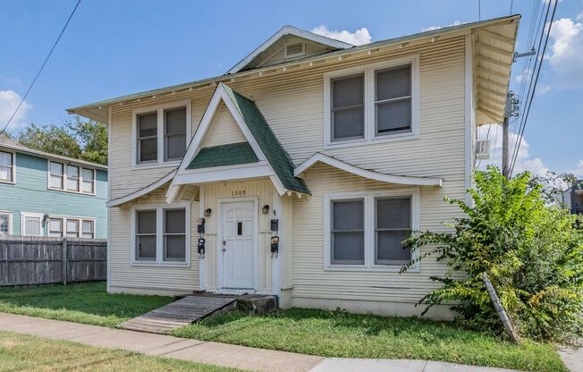 Efficiency apartment in the Historical Fairmount District!