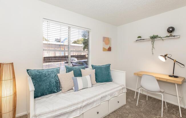 2 beds, 1 bath, 780 sqft, $999