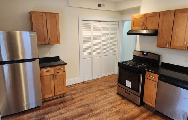 3 beds, 2 baths, 1,220 sqft, $3,400, Unit 2R