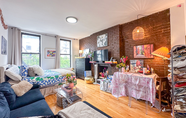 238 W 20 ST