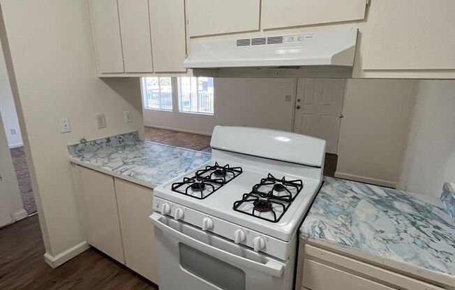 2 beds, 1 bath, $1,050, Unit 38