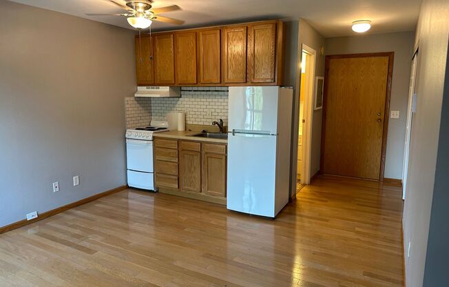 Studio, 1 bath, 450 sqft, $975, Unit Unit 210