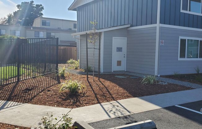 3 beds, 1 bath, 960 sqft, $1,850