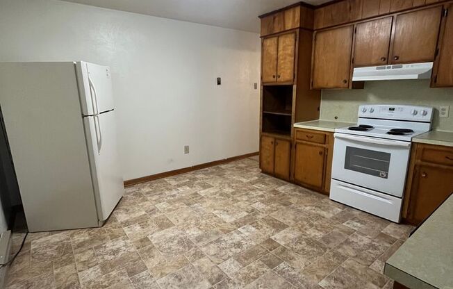 2 beds, 1 bath, 903 sqft, $1,170, Unit J-5