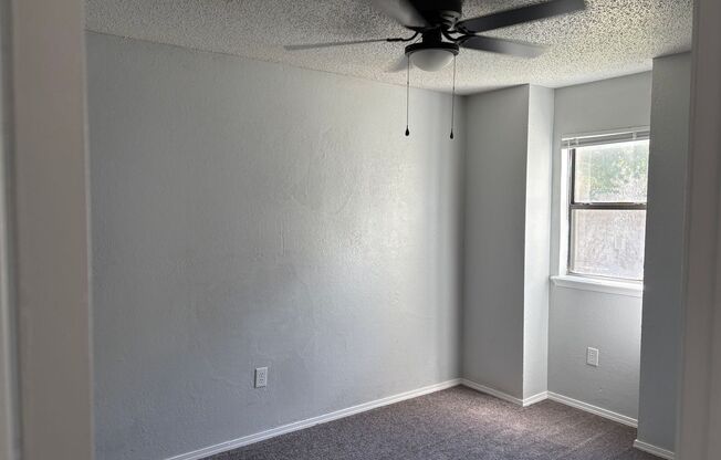 1 bed, 1 bath, 702 sqft, $985