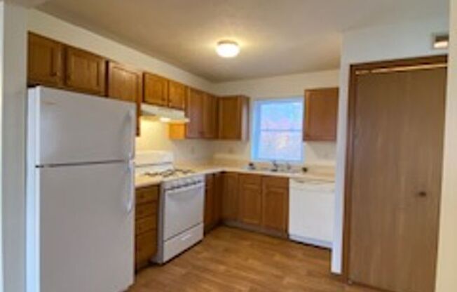 3 beds, 1 bath, 1,034 sqft, $995, Unit Apt. C