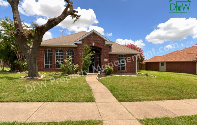 Spacious 3-Bed Home in Garland ISD – Island Kitchen, 2 Living Areas & Covered Patio