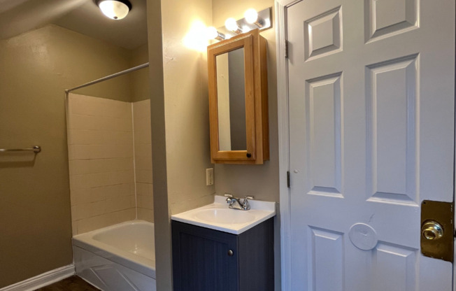 3 beds, 1 bath, $1,425, Unit Unit 4