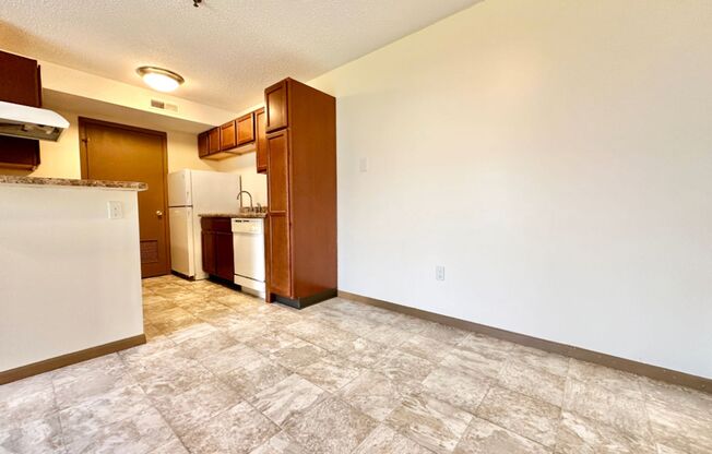 2 beds, 1 bath, 840 sqft, $1,090, Unit 6E