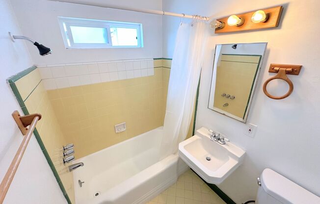 Vintage, like fine wine: 1 Bedroom Apartment in Highly Desired Neighborhood with Beautiful Views!