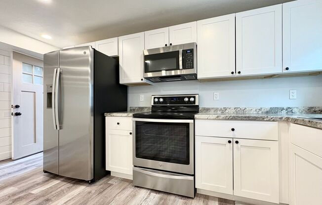 Fully Remodeled 2BR with Private Entrance, In-Unit Laundry & Parking
