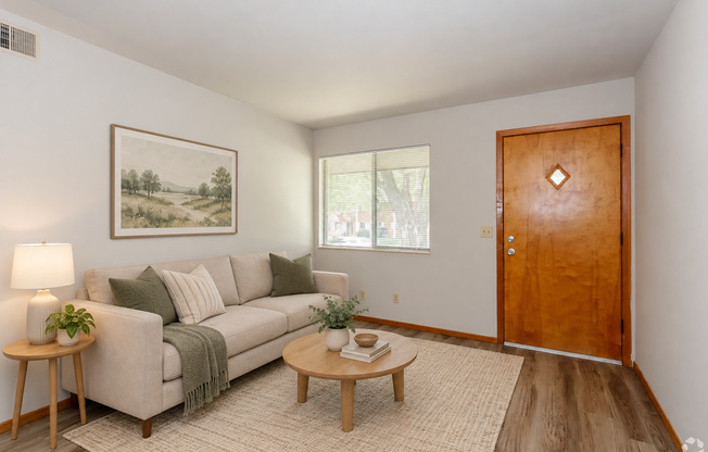 2 beds, 1 bath, 700 sqft, $925, Unit B-7622